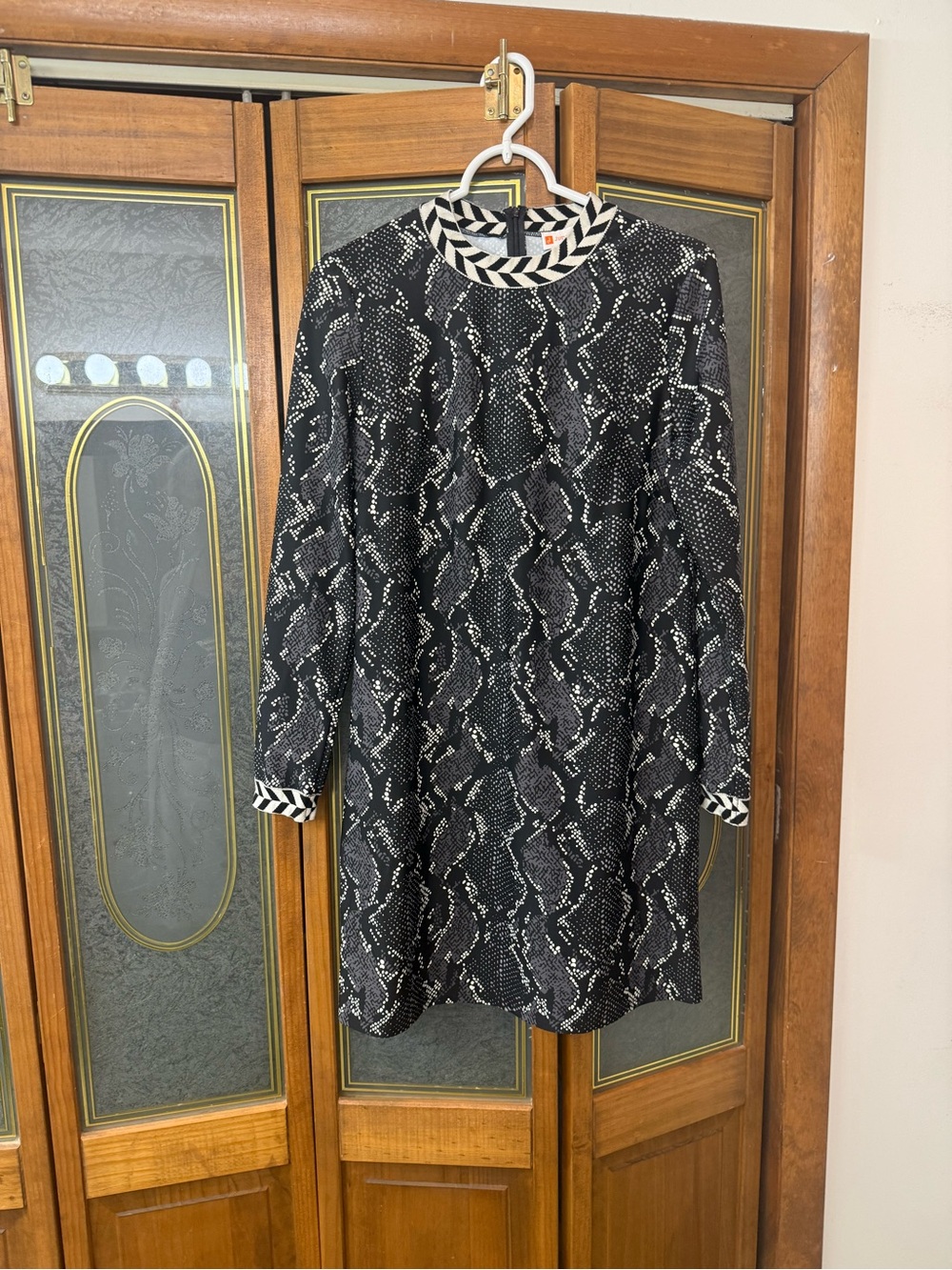 Jude Connally Black and White Snake-Print Long-Sleeve Shift Dress, LIKE NEW